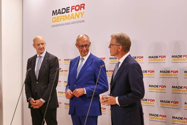 Berlin, Deutschland, 30.09.2026: Siemensstadt: Jahrestreffen der Initiative Made for Germany : Siemens-Chef Roland Busch, Bundeskanzler Friedrich Merz (CDU) und Deutsche-Bank-Chef Christian Sewing geben ein Pressestatement. Copyright: xdtsxNachrichtenagenturx dts_136986