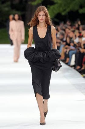 PFW - Stella McCartney Runway A model walks the runway during the Stella McCartney Womenswear Spring Summer 2027 show as part of Paris Fashion Week on September 30, 2026 in Paris, France. Photo by Alain-Gil Gonzalez ABACAPRESS.COM Paris France  Copyright: xGonzalezxAlain-Gil ABACAx