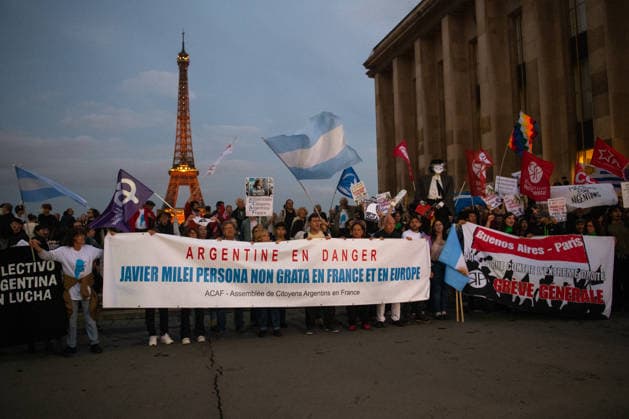 Protesters At Trocadero Against Javier Milei Visit - Paris Demonstrators gather at the Trocadéro in Paris, France on September 30, 2026 with the Eiffel Tower in the background to protest against Argentine President Javier Milei s planned visit to the Argentine Embassy. Photo by Fabrice Sapte ABACAPRESS.COM Paris France  Copyright: xSaptexFabrice ABACAx