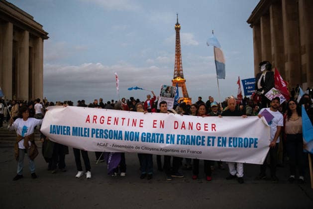 Protesters At Trocadero Against Javier Milei Visit - Paris Demonstrators gather at the Trocadéro in Paris, France on September 30, 2026 with the Eiffel Tower in the background to protest against Argentine President Javier Milei s planned visit to the Argentine Embassy. Photo by Fabrice Sapte ABACAPRESS.COM Paris France  Copyright: xSaptexFabrice ABACAx