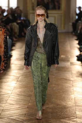 PFW - Balmain Runway A model walks the runway during the Balmain Womenswear Spring Summer 2027 show as part of Paris Fashion Week on September 30, 2026 in Paris, France. Photo by Alain-Gil Gonzalez ABACAPRESS.COM Paris France  Copyright: xGonzalezxAlain-Gil ABACAx