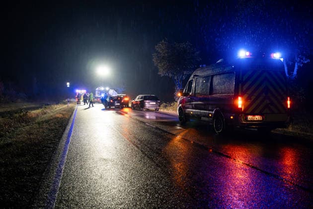 Wildwechsel führt zu Auffahrunfall, eine Person verletzt Am 01.10.2026 kam es gegen 06:30 Uhr auf der L236 zwischen Windesheim und Waldlaubersheim zu einem Auffahrunfall. Ein Audi SUV hatte wegen plötzlich über die Fahrbahn laufender Wildschweine eine Gefahrenbremsung eingeleitet. Ein nachfolgender VW Golf GTI konnte nicht rechtzeitig bremsen und fuhr auf den Audi auf. Eine Person wurde verletzt und mit einem Rettungswagen in ein Krankenhaus transportiert. Die L236 war bis 07:15 Uhr für die Maßnahmen voll gesperrt. Waldlaubersheim L236 Rheinland Pfalz Deutschland