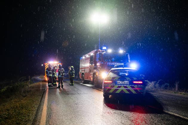 Wildwechsel führt zu Auffahrunfall, eine Person verletzt Am 01.10.2026 kam es gegen 06:30 Uhr auf der L236 zwischen Windesheim und Waldlaubersheim zu einem Auffahrunfall. Ein Audi SUV hatte wegen plötzlich über die Fahrbahn laufender Wildschweine eine Gefahrenbremsung eingeleitet. Ein nachfolgender VW Golf GTI konnte nicht rechtzeitig bremsen und fuhr auf den Audi auf. Eine Person wurde verletzt und mit einem Rettungswagen in ein Krankenhaus transportiert. Die L236 war bis 07:15 Uhr für die Maßnahmen voll gesperrt. Waldlaubersheim L236 Rheinland Pfalz Deutschland