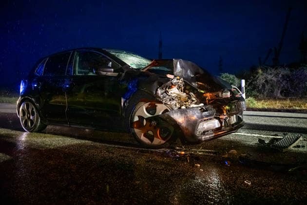 Wildwechsel führt zu Auffahrunfall, eine Person verletzt Am 01.10.2026 kam es gegen 06:30 Uhr auf der L236 zwischen Windesheim und Waldlaubersheim zu einem Auffahrunfall. Ein Audi SUV hatte wegen plötzlich über die Fahrbahn laufender Wildschweine eine Gefahrenbremsung eingeleitet. Ein nachfolgender VW Golf GTI konnte nicht rechtzeitig bremsen und fuhr auf den Audi auf. Eine Person wurde verletzt und mit einem Rettungswagen in ein Krankenhaus transportiert. Die L236 war bis 07:15 Uhr für die Maßnahmen voll gesperrt. Waldlaubersheim L236 Rheinland Pfalz Deutschland
