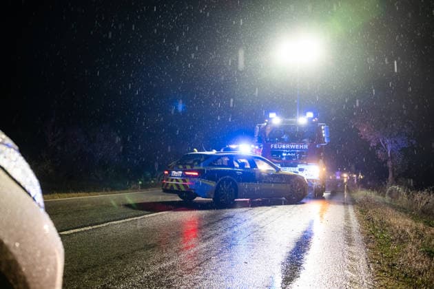 Wildwechsel führt zu Auffahrunfall, eine Person verletzt Am 01.10.2026 kam es gegen 06:30 Uhr auf der L236 zwischen Windesheim und Waldlaubersheim zu einem Auffahrunfall. Ein Audi SUV hatte wegen plötzlich über die Fahrbahn laufender Wildschweine eine Gefahrenbremsung eingeleitet. Ein nachfolgender VW Golf GTI konnte nicht rechtzeitig bremsen und fuhr auf den Audi auf. Eine Person wurde verletzt und mit einem Rettungswagen in ein Krankenhaus transportiert. Die L236 war bis 07:15 Uhr für die Maßnahmen voll gesperrt. Waldlaubersheim L236 Rheinland Pfalz Deutschland
