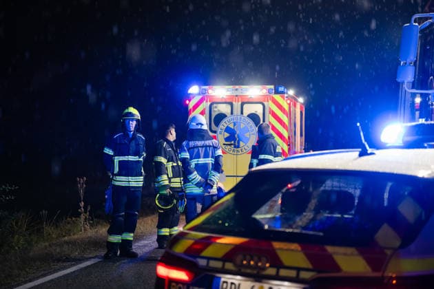 Wildwechsel führt zu Auffahrunfall, eine Person verletzt Am 01.10.2026 kam es gegen 06:30 Uhr auf der L236 zwischen Windesheim und Waldlaubersheim zu einem Auffahrunfall. Ein Audi SUV hatte wegen plötzlich über die Fahrbahn laufender Wildschweine eine Gefahrenbremsung eingeleitet. Ein nachfolgender VW Golf GTI konnte nicht rechtzeitig bremsen und fuhr auf den Audi auf. Eine Person wurde verletzt und mit einem Rettungswagen in ein Krankenhaus transportiert. Die L236 war bis 07:15 Uhr für die Maßnahmen voll gesperrt. Waldlaubersheim L236 Rheinland Pfalz Deutschland