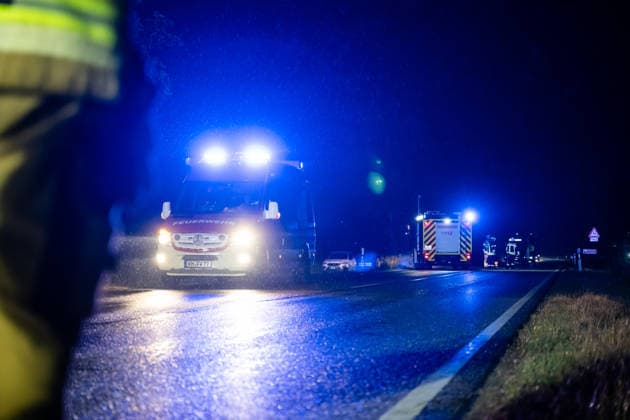 Wildwechsel führt zu Auffahrunfall, eine Person verletzt Am 01.10.2026 kam es gegen 06:30 Uhr auf der L236 zwischen Windesheim und Waldlaubersheim zu einem Auffahrunfall. Ein Audi SUV hatte wegen plötzlich über die Fahrbahn laufender Wildschweine eine Gefahrenbremsung eingeleitet. Ein nachfolgender VW Golf GTI konnte nicht rechtzeitig bremsen und fuhr auf den Audi auf. Eine Person wurde verletzt und mit einem Rettungswagen in ein Krankenhaus transportiert. Die L236 war bis 07:15 Uhr für die Maßnahmen voll gesperrt. Waldlaubersheim L236 Rheinland Pfalz Deutschland