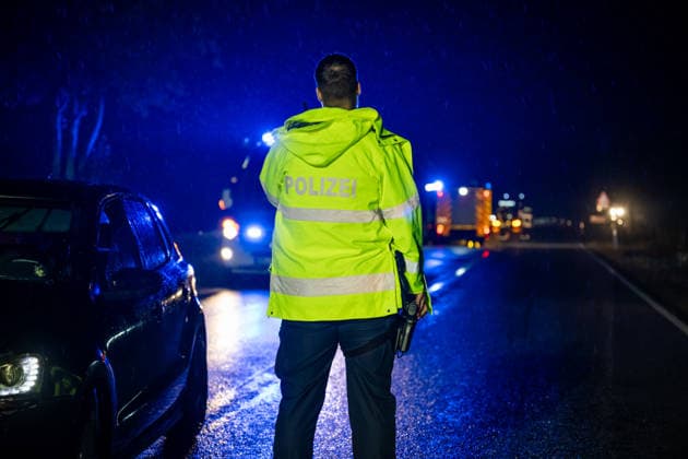 Wildwechsel führt zu Auffahrunfall, eine Person verletzt Am 01.10.2026 kam es gegen 06:30 Uhr auf der L236 zwischen Windesheim und Waldlaubersheim zu einem Auffahrunfall. Ein Audi SUV hatte wegen plötzlich über die Fahrbahn laufender Wildschweine eine Gefahrenbremsung eingeleitet. Ein nachfolgender VW Golf GTI konnte nicht rechtzeitig bremsen und fuhr auf den Audi auf. Eine Person wurde verletzt und mit einem Rettungswagen in ein Krankenhaus transportiert. Die L236 war bis 07:15 Uhr für die Maßnahmen voll gesperrt. Waldlaubersheim L236 Rheinland Pfalz Deutschland