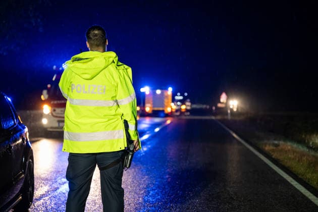 Wildwechsel führt zu Auffahrunfall, eine Person verletzt Am 01.10.2026 kam es gegen 06:30 Uhr auf der L236 zwischen Windesheim und Waldlaubersheim zu einem Auffahrunfall. Ein Audi SUV hatte wegen plötzlich über die Fahrbahn laufender Wildschweine eine Gefahrenbremsung eingeleitet. Ein nachfolgender VW Golf GTI konnte nicht rechtzeitig bremsen und fuhr auf den Audi auf. Eine Person wurde verletzt und mit einem Rettungswagen in ein Krankenhaus transportiert. Die L236 war bis 07:15 Uhr für die Maßnahmen voll gesperrt. Waldlaubersheim L236 Rheinland Pfalz Deutschland