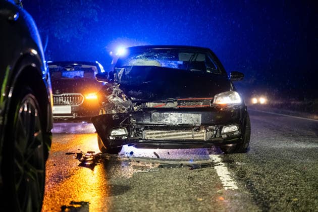 Wildwechsel führt zu Auffahrunfall, eine Person verletzt Am 01.10.2026 kam es gegen 06:30 Uhr auf der L236 zwischen Windesheim und Waldlaubersheim zu einem Auffahrunfall. Ein Audi SUV hatte wegen plötzlich über die Fahrbahn laufender Wildschweine eine Gefahrenbremsung eingeleitet. Ein nachfolgender VW Golf GTI konnte nicht rechtzeitig bremsen und fuhr auf den Audi auf. Eine Person wurde verletzt und mit einem Rettungswagen in ein Krankenhaus transportiert. Die L236 war bis 07:15 Uhr für die Maßnahmen voll gesperrt. Waldlaubersheim L236 Rheinland Pfalz Deutschland