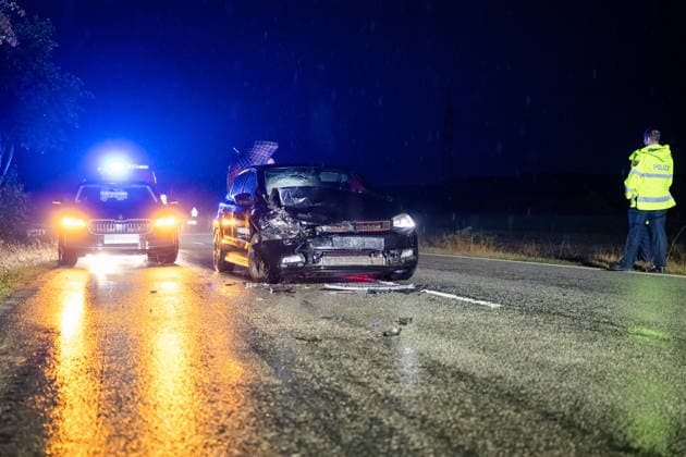 Wildwechsel führt zu Auffahrunfall, eine Person verletzt Am 01.10.2026 kam es gegen 06:30 Uhr auf der L236 zwischen Windesheim und Waldlaubersheim zu einem Auffahrunfall. Ein Audi SUV hatte wegen plötzlich über die Fahrbahn laufender Wildschweine eine Gefahrenbremsung eingeleitet. Ein nachfolgender VW Golf GTI konnte nicht rechtzeitig bremsen und fuhr auf den Audi auf. Eine Person wurde verletzt und mit einem Rettungswagen in ein Krankenhaus transportiert. Die L236 war bis 07:15 Uhr für die Maßnahmen voll gesperrt. Waldlaubersheim L236 Rheinland Pfalz Deutschland