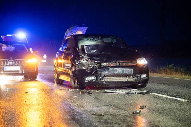 Wildwechsel führt zu Auffahrunfall, eine Person verletzt Am 01.10.2026 kam es gegen 06:30 Uhr auf der L236 zwischen Windesheim und Waldlaubersheim zu einem Auffahrunfall. Ein Audi SUV hatte wegen plötzlich über die Fahrbahn laufender Wildschweine eine Gefahrenbremsung eingeleitet. Ein nachfolgender VW Golf GTI konnte nicht rechtzeitig bremsen und fuhr auf den Audi auf. Eine Person wurde verletzt und mit einem Rettungswagen in ein Krankenhaus transportiert. Die L236 war bis 07:15 Uhr für die Maßnahmen voll gesperrt. Waldlaubersheim L236 Rheinland Pfalz Deutschland