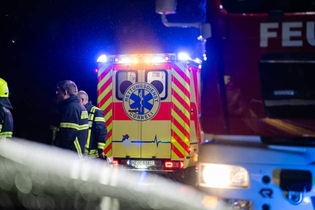 Wildwechsel führt zu Auffahrunfall, eine Person verletzt Am 01.10.2026 kam es gegen 06:30 Uhr auf der L236 zwischen Windesheim und Waldlaubersheim zu einem Auffahrunfall. Ein Audi SUV hatte wegen plötzlich über die Fahrbahn laufender Wildschweine eine Gefahrenbremsung eingeleitet. Ein nachfolgender VW Golf GTI konnte nicht rechtzeitig bremsen und fuhr auf den Audi auf. Eine Person wurde verletzt und mit einem Rettungswagen in ein Krankenhaus transportiert. Die L236 war bis 07:15 Uhr für die Maßnahmen voll gesperrt. Waldlaubersheim L236 Rheinland Pfalz Deutschland