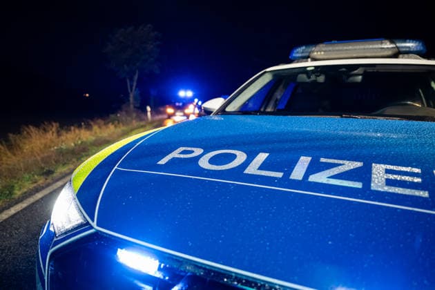 Wildwechsel führt zu Auffahrunfall, eine Person verletzt Am 01.10.2026 kam es gegen 06:30 Uhr auf der L236 zwischen Windesheim und Waldlaubersheim zu einem Auffahrunfall. Ein Audi SUV hatte wegen plötzlich über die Fahrbahn laufender Wildschweine eine Gefahrenbremsung eingeleitet. Ein nachfolgender VW Golf GTI konnte nicht rechtzeitig bremsen und fuhr auf den Audi auf. Eine Person wurde verletzt und mit einem Rettungswagen in ein Krankenhaus transportiert. Die L236 war bis 07:15 Uhr für die Maßnahmen voll gesperrt. Waldlaubersheim L236 Rheinland Pfalz Deutschland