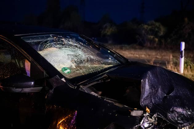 Wildwechsel führt zu Auffahrunfall, eine Person verletzt Am 01.10.2026 kam es gegen 06:30 Uhr auf der L236 zwischen Windesheim und Waldlaubersheim zu einem Auffahrunfall. Ein Audi SUV hatte wegen plötzlich über die Fahrbahn laufender Wildschweine eine Gefahrenbremsung eingeleitet. Ein nachfolgender VW Golf GTI konnte nicht rechtzeitig bremsen und fuhr auf den Audi auf. Eine Person wurde verletzt und mit einem Rettungswagen in ein Krankenhaus transportiert. Die L236 war bis 07:15 Uhr für die Maßnahmen voll gesperrt. Waldlaubersheim L236 Rheinland Pfalz Deutschland