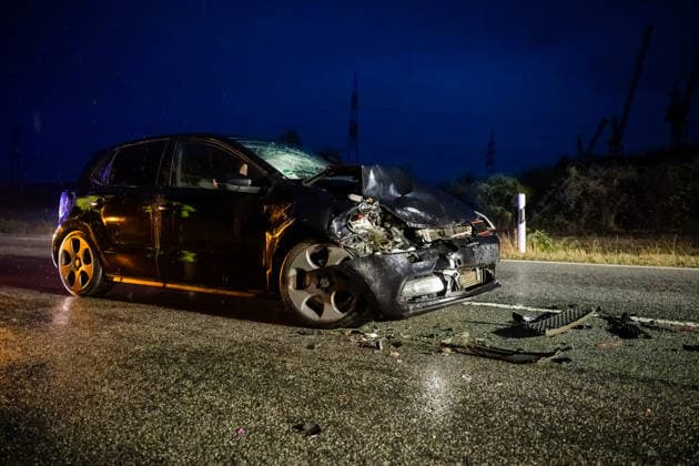 Wildwechsel führt zu Auffahrunfall, eine Person verletzt Am 01.10.2026 kam es gegen 06:30 Uhr auf der L236 zwischen Windesheim und Waldlaubersheim zu einem Auffahrunfall. Ein Audi SUV hatte wegen plötzlich über die Fahrbahn laufender Wildschweine eine Gefahrenbremsung eingeleitet. Ein nachfolgender VW Golf GTI konnte nicht rechtzeitig bremsen und fuhr auf den Audi auf. Eine Person wurde verletzt und mit einem Rettungswagen in ein Krankenhaus transportiert. Die L236 war bis 07:15 Uhr für die Maßnahmen voll gesperrt. Waldlaubersheim L236 Rheinland Pfalz Deutschland