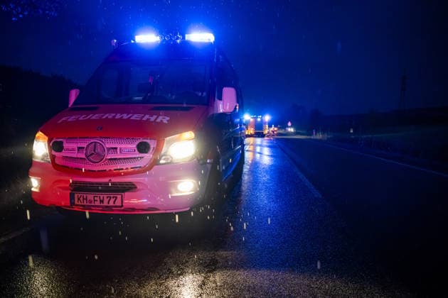 Wildwechsel führt zu Auffahrunfall, eine Person verletzt Am 01.10.2026 kam es gegen 06:30 Uhr auf der L236 zwischen Windesheim und Waldlaubersheim zu einem Auffahrunfall. Ein Audi SUV hatte wegen plötzlich über die Fahrbahn laufender Wildschweine eine Gefahrenbremsung eingeleitet. Ein nachfolgender VW Golf GTI konnte nicht rechtzeitig bremsen und fuhr auf den Audi auf. Eine Person wurde verletzt und mit einem Rettungswagen in ein Krankenhaus transportiert. Die L236 war bis 07:15 Uhr für die Maßnahmen voll gesperrt. Waldlaubersheim L236 Rheinland Pfalz Deutschland