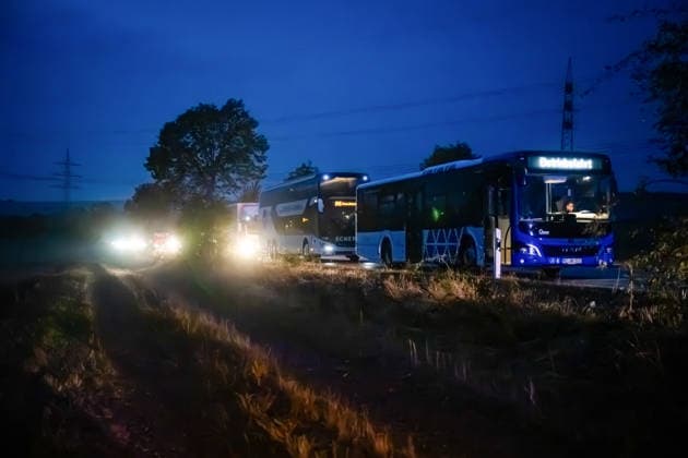 Wildwechsel führt zu Auffahrunfall, eine Person verletzt Am 01.10.2026 kam es gegen 06:30 Uhr auf der L236 zwischen Windesheim und Waldlaubersheim zu einem Auffahrunfall. Ein Audi SUV hatte wegen plötzlich über die Fahrbahn laufender Wildschweine eine Gefahrenbremsung eingeleitet. Ein nachfolgender VW Golf GTI konnte nicht rechtzeitig bremsen und fuhr auf den Audi auf. Eine Person wurde verletzt und mit einem Rettungswagen in ein Krankenhaus transportiert. Die L236 war bis 07:15 Uhr für die Maßnahmen voll gesperrt. Waldlaubersheim L236 Rheinland Pfalz Deutschland
