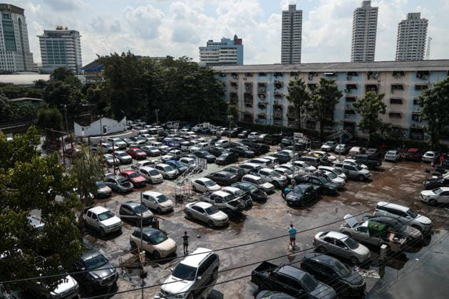 October 1, 2026, Bangkok, Bangkok, Thailand: Floodwaters inside the Klong Chan flats return to normal levels after 48 hours of heavy rain caused sudden flash flooding for over a week, submerging numerous vehicles, in Bangkok, Thailand, October 1, 2026. Bangkok Thailand  - ZUMAp219 20261001_zip_p219_014 Copyright: xNattaphonxPhanphongsanonx