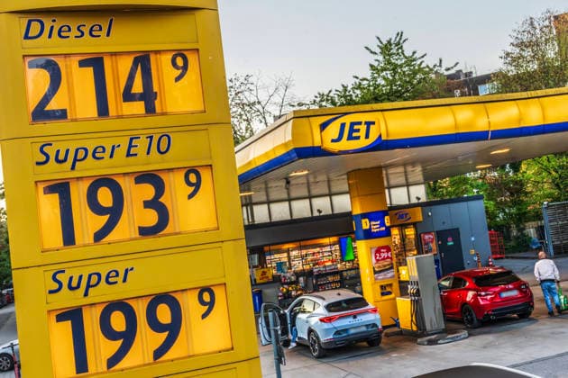 Der neue Tankrabatt wirkt, Spritpreise sind gesunken, Kunden tanken morgens um 7:30 Uhr an der JET Tankstelle in Neuperlach, München, 1. Oktober 2026 Deutschland, München, 1. Oktober 2026, der neue Tankrabatt wirkt, Spritpreise sind gesunken, Kunden tanken morgens um 7:30 Uhr an der JET Tankstelle in Neuperlach, Diesel kostet heute morgen nur noch 2,14 Euro, Super E10 kostet 1,93 Euro, Senkung der Energiesteuer um 17 Cent brutto pro Liter, Entlastung der Autofahrer für die nächsten drei Monate, - 17 Cent, hohe Spritpreise wegen des Irankriegs, Benzinpreise, Tankstellenpreise, Inflation, Wirtschaft, Herbst, Bayern,