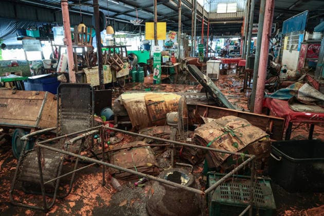 October 1, 2026, Bangkok, Bangkok, Thailand: Floodwaters inside the Klong Chan flats return to normal levels after 48 hours of heavy rain caused sudden flash flooding for over a week, submerging numerous vehicles, in Bangkok, Thailand, October 1, 2026. Bangkok Thailand  - ZUMAp219 20261001_zip_p219_036 Copyright: xNattaphonxPhanphongsanonx