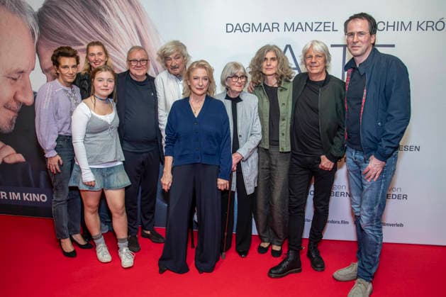 ABB ALTELIEBE- Sarah Duve-Schmid, Alexandra Kordes, Anna von Seld, Joachim Krol, Christoph Hein, Dagmar Manzel, Liane Düsterhöft, Drehbuchautorin Laila Stieler und Andreas Dresen bei der Kino Film Premiere Alte Liebe im Kino International in Berlin am 30.09.2026 Berlin Deutschland