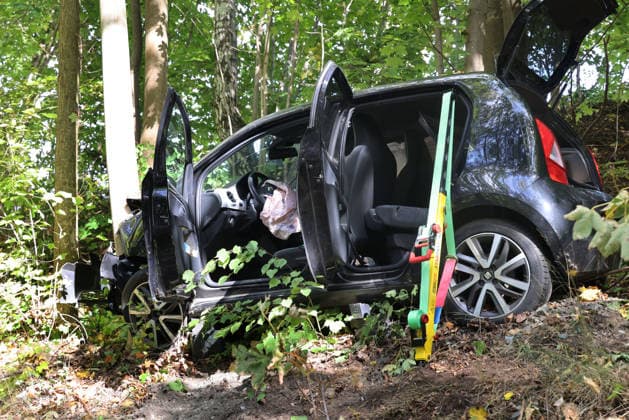 Baumcrash 30.09.2026, Zschopau, 12.15Uhr befuhr ein PKW Seat die S228 in Richtung Zschopau, am Ortsausgang Zschopau in Richtung Gelenau kam das Fahrzeug nach rechts von der Fahrbahn ab, fuhr einen Hang hoch und krachte an einen Baum. Fahrer verletzt, Straße gesperrt. Retter, Feuerwehr und Polizei im Einsatz. Chemnitz Sachsen Deutschland