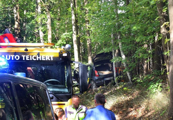 Baumcrash 30.09.2026, Zschopau, 12.15Uhr befuhr ein PKW Seat die S228 in Richtung Zschopau, am Ortsausgang Zschopau in Richtung Gelenau kam das Fahrzeug nach rechts von der Fahrbahn ab, fuhr einen Hang hoch und krachte an einen Baum. Fahrer verletzt, Straße gesperrt. Retter, Feuerwehr und Polizei im Einsatz. Chemnitz Sachsen Deutschland