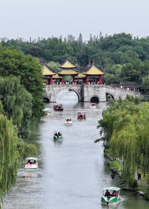 YANGZHOU, CHINA - OCTOBER 01: Tourists visit the Slender West Lake scenic area on October 1, 2026 in Yangzhou, Jiangsu Province of China. The site saw a surge in visitor numbers during the National Day holiday.  Copyright: xVCGx 111670918600