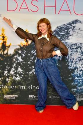 ABB FRAUWINKLER- Sarah Bauerett auf dem roten Teppich bei der NRW Kino Film Premiere Frau Winkler verlaesst das Haus im Kino Lichtburg in Essen am 30.09.2026 NRW Deutschland
