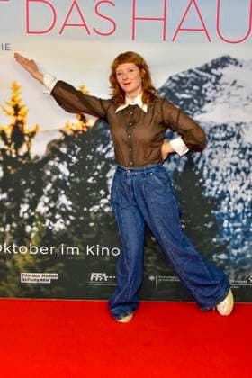 ABB FRAUWINKLER- Sarah Bauerett auf dem roten Teppich bei der NRW Kino Film Premiere Frau Winkler verlaesst das Haus im Kino Lichtburg in Essen am 30.09.2026 NRW Deutschland
