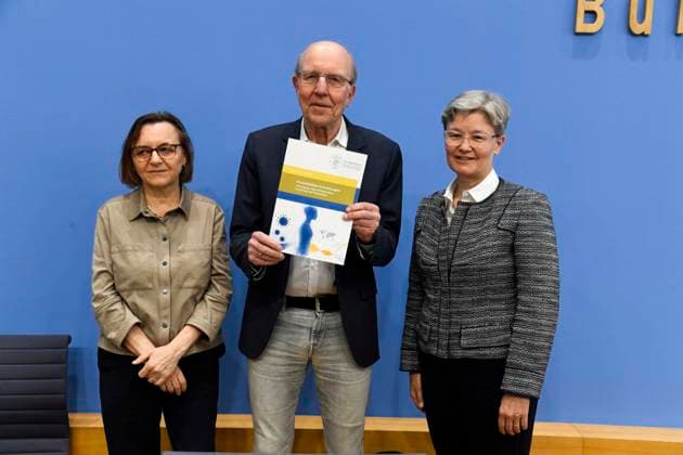 ABB BPK- Carmen Scheibenbogen deutsche Haematoonkologin und Professorin für Immunologie an der Berliner Charite Prof. Dr. Norbert Suttorp vom Faecherverbund Infektiologie, Pneumologie und Intensivmedizin Regina Therese Riphahn deutsche Wirtschaftswissenschaftlerin Thema Vorstellung Bericht Postinfektioese Erkrankungen Versorgung, Forschung und Praevention am Beispiel von Long Covid auf der BPK Bundespressekonferenz in Berlin am 01.10.2026 Berlin Deutschland