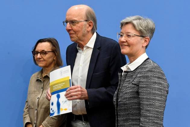 ABB BPK- Carmen Scheibenbogen deutsche Haematoonkologin und Professorin für Immunologie an der Berliner Charite Prof. Dr. Norbert Suttorp vom Faecherverbund Infektiologie, Pneumologie und Intensivmedizin Regina Therese Riphahn deutsche Wirtschaftswissenschaftlerin Thema Vorstellung Bericht Postinfektioese Erkrankungen Versorgung, Forschung und Praevention am Beispiel von Long Covid auf der BPK Bundespressekonferenz in Berlin am 01.10.2026 Berlin Deutschland