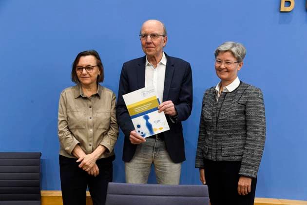 ABB BPK- Carmen Scheibenbogen deutsche Haematoonkologin und Professorin für Immunologie an der Berliner Charite Prof. Dr. Norbert Suttorp vom Faecherverbund Infektiologie, Pneumologie und Intensivmedizin Regina Therese Riphahn deutsche Wirtschaftswissenschaftlerin Thema Vorstellung Bericht Postinfektioese Erkrankungen Versorgung, Forschung und Praevention am Beispiel von Long Covid auf der BPK Bundespressekonferenz in Berlin am 01.10.2026 Berlin Deutschland