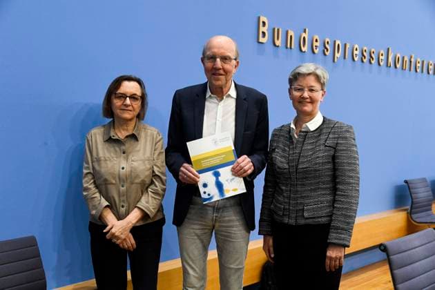 ABB BPK- Carmen Scheibenbogen deutsche Haematoonkologin und Professorin für Immunologie an der Berliner Charite Prof. Dr. Norbert Suttorp vom Faecherverbund Infektiologie, Pneumologie und Intensivmedizin Regina Therese Riphahn deutsche Wirtschaftswissenschaftlerin Thema Vorstellung Bericht Postinfektioese Erkrankungen Versorgung, Forschung und Praevention am Beispiel von Long Covid auf der BPK Bundespressekonferenz in Berlin am 01.10.2026 Berlin Deutschland
