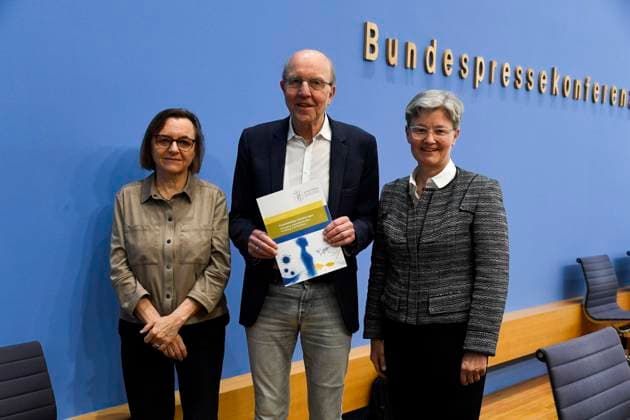 ABB BPK- Carmen Scheibenbogen deutsche Haematoonkologin und Professorin für Immunologie an der Berliner Charite Prof. Dr. Norbert Suttorp vom Faecherverbund Infektiologie, Pneumologie und Intensivmedizin Regina Therese Riphahn deutsche Wirtschaftswissenschaftlerin Thema Vorstellung Bericht Postinfektioese Erkrankungen Versorgung, Forschung und Praevention am Beispiel von Long Covid auf der BPK Bundespressekonferenz in Berlin am 01.10.2026 Berlin Deutschland