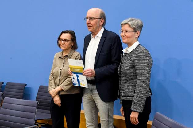 ABB BPK- Carmen Scheibenbogen deutsche Haematoonkologin und Professorin für Immunologie an der Berliner Charite Prof. Dr. Norbert Suttorp vom Faecherverbund Infektiologie, Pneumologie und Intensivmedizin Regina Therese Riphahn deutsche Wirtschaftswissenschaftlerin Thema Vorstellung Bericht Postinfektioese Erkrankungen Versorgung, Forschung und Praevention am Beispiel von Long Covid auf der BPK Bundespressekonferenz in Berlin am 01.10.2026 Berlin Deutschland