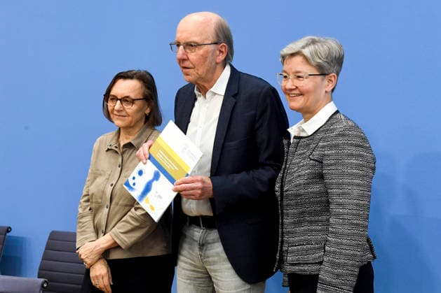 ABB BPK- Carmen Scheibenbogen deutsche Haematoonkologin und Professorin für Immunologie an der Berliner Charite Prof. Dr. Norbert Suttorp vom Faecherverbund Infektiologie, Pneumologie und Intensivmedizin Regina Therese Riphahn deutsche Wirtschaftswissenschaftlerin Thema Vorstellung Bericht Postinfektioese Erkrankungen Versorgung, Forschung und Praevention am Beispiel von Long Covid auf der BPK Bundespressekonferenz in Berlin am 01.10.2026 Berlin Deutschland
