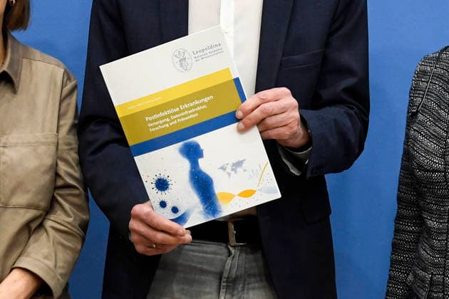 ABB BPK- Carmen Scheibenbogen deutsche Haematoonkologin und Professorin für Immunologie an der Berliner Charite Prof. Dr. Norbert Suttorp vom Faecherverbund Infektiologie, Pneumologie und Intensivmedizin Regina Therese Riphahn deutsche Wirtschaftswissenschaftlerin Thema Vorstellung Bericht Postinfektioese Erkrankungen Versorgung, Forschung und Praevention am Beispiel von Long Covid auf der BPK Bundespressekonferenz in Berlin am 01.10.2026 Berlin Deutschland
