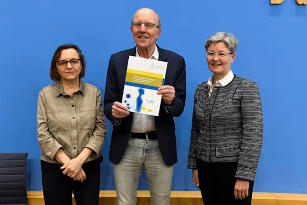 ABB BPK- Carmen Scheibenbogen deutsche Haematoonkologin und Professorin für Immunologie an der Berliner Charite Prof. Dr. Norbert Suttorp vom Faecherverbund Infektiologie, Pneumologie und Intensivmedizin Regina Therese Riphahn deutsche Wirtschaftswissenschaftlerin Thema Vorstellung Bericht Postinfektioese Erkrankungen Versorgung, Forschung und Praevention am Beispiel von Long Covid auf der BPK Bundespressekonferenz in Berlin am 01.10.2026 Berlin Deutschland