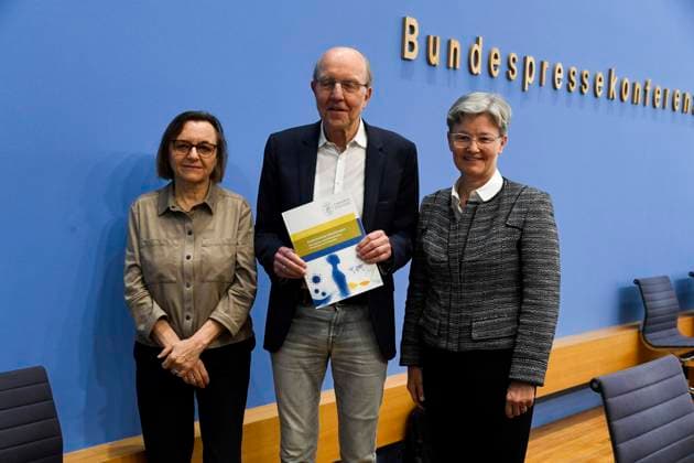ABB BPK- Carmen Scheibenbogen deutsche Haematoonkologin und Professorin für Immunologie an der Berliner Charite Prof. Dr. Norbert Suttorp vom Faecherverbund Infektiologie, Pneumologie und Intensivmedizin Regina Therese Riphahn deutsche Wirtschaftswissenschaftlerin Thema Vorstellung Bericht Postinfektioese Erkrankungen Versorgung, Forschung und Praevention am Beispiel von Long Covid auf der BPK Bundespressekonferenz in Berlin am 01.10.2026 Berlin Deutschland