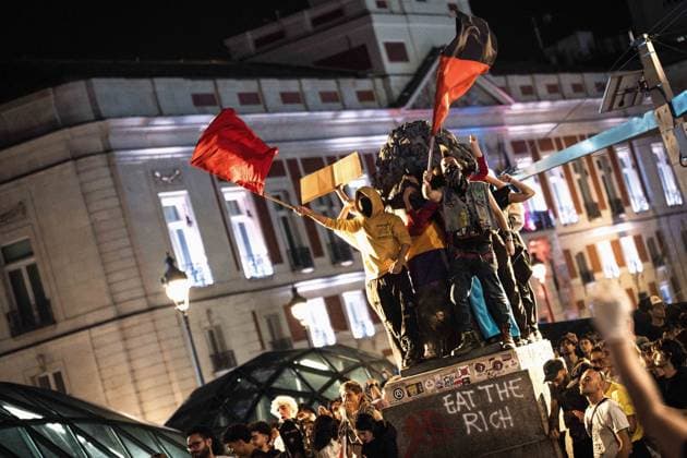 October 1, 2026, Madrid, Madrid, SPAIN: Thousands of protesters continue the protest during the fifth night of the encampment in Puerta del Sol, Madrid, where young people from various groups and social movements gather in assemblies to decide the future of the protest and lead the debate on the housing problem and the system. Madrid SPAIN  - ZUMAc270 20261001_zip_c270_052 Copyright: xDavidxCruzxSanzx