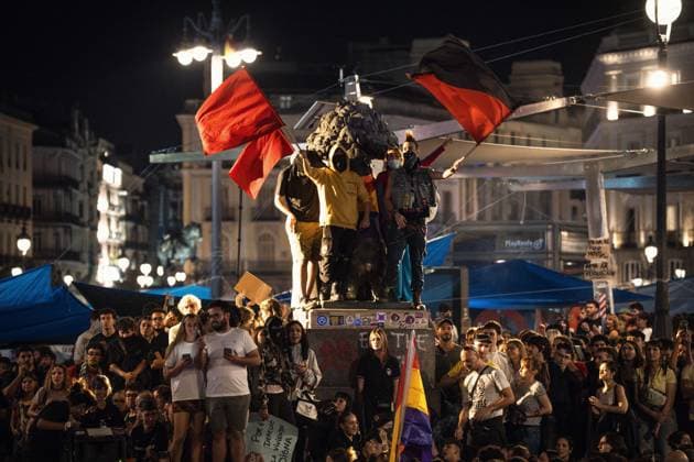 October 1, 2026, Madrid, Madrid, SPAIN: Thousands of protesters continue the protest during the fifth night of the encampment in Puerta del Sol, Madrid, where young people from various groups and social movements gather in assemblies to decide the future of the protest and lead the debate on the housing problem and the system. Madrid SPAIN  - ZUMAc270 20261001_zip_c270_054 Copyright: xDavidxCruzxSanzx