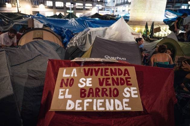 October 1, 2026, Madrid, Madrid, SPAIN: Thousands of protesters continue the protest during the fifth night of the encampment in Puerta del Sol, Madrid, where young people from various groups and social movements gather in assemblies to decide the future of the protest and lead the debate on the housing problem and the system. Madrid SPAIN - ZUMAc270 20261001_zip_c270_056 Copyright: xDavidxCruzxSanzx