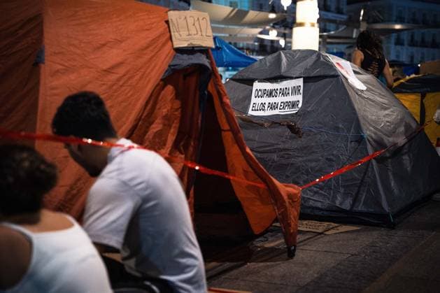 October 1, 2026, Madrid, Madrid, SPAIN: Thousands of protesters continue the protest during the fifth night of the encampment in Puerta del Sol, Madrid, where young people from various groups and social movements gather in assemblies to decide the future of the protest and lead the debate on the housing problem and the system. Madrid SPAIN  - ZUMAc270 20261001_zip_c270_057 Copyright: xDavidxCruzxSanzx