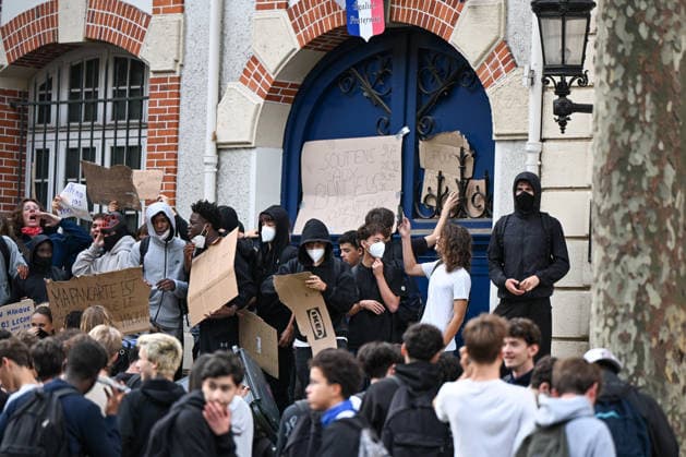 Students Gather During a Blockade at The Lycee Carnot - Paris Students gather during a blockade at the Lycee Carnot high school in Paris, France, on October 1st, 2026. Protests and student-led entrance blockades have intensified across Ile-de-France and regional urban centers in recent days, as secondary students demonstrate against poor learning conditions. Photo by Lionel Urman ABACAPRESS.COM Paris France  Copyright: xUrmanxLionel ABACAx
