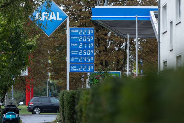 Spritpreise am Vormittag des neuen Tankrabatts in Bonn, 1.10.2026 Am 1. Oktober 2026 tritt erneut der sogenannte Tankrabatt auf Benzin und Diesel in Kraft. Bis zu 17 Cent günstiger soll der Kraftstoff an den Tankstellen in Deutschland werden. Am ersten Tag des neuen Tankrabatts sind die Preise an Bonner Tankstellen schon deutlich gesunken. Viele Autofahrer nutzen die Gelegenheit und tanken ihre Autos voll. Bonn NRW Deutschland Copyright: xSebastianxDerixx
