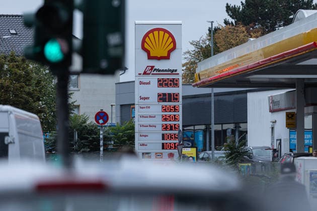 Spritpreise am Vormittag des neuen Tankrabatts in Bonn, 1.10.2026 Am 1. Oktober 2026 tritt erneut der sogenannte Tankrabatt auf Benzin und Diesel in Kraft. Bis zu 17 Cent günstiger soll der Kraftstoff an den Tankstellen in Deutschland werden. Am ersten Tag des neuen Tankrabatts sind die Preise an Bonner Tankstellen schon deutlich gesunken. Viele Autofahrer nutzen die Gelegenheit und tanken ihre Autos voll. Bonn NRW Deutschland Copyright: xSebastianxDerixx
