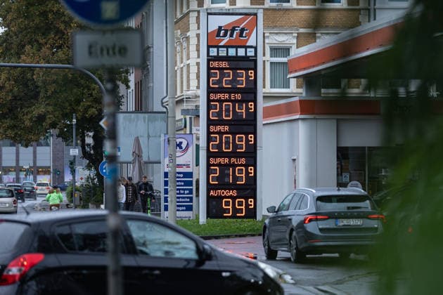 Spritpreise am Vormittag des neuen Tankrabatts in Bonn, 1.10.2026 Am 1. Oktober 2026 tritt erneut der sogenannte Tankrabatt auf Benzin und Diesel in Kraft. Bis zu 17 Cent günstiger soll der Kraftstoff an den Tankstellen in Deutschland werden. Am ersten Tag des neuen Tankrabatts sind die Preise an Bonner Tankstellen schon deutlich gesunken. Viele Autofahrer nutzen die Gelegenheit und tanken ihre Autos voll. Bonn NRW Deutschland Copyright: xSebastianxDerixx