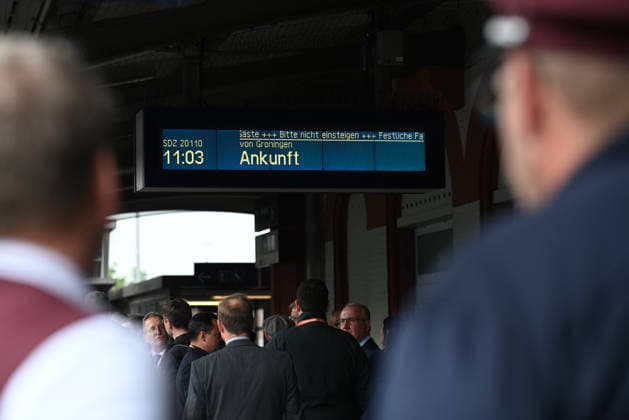 Festakt zum Neustart der grenzüberschreitenden Bahnverbindung. Die Anzeigetafel im Bahnhof Leer zeigt die Ankunft vom Festzug aus Groningen an. Mehr als zehn Jahre lang war die grenzüberschreitende Zugverbindung zwischen Leer in Ostfriesland und dem niederländischen Groningen unterbrochen nun wird der Bahnbetrieb wieder aufgenommen. Von dem 5. Oktober an sollen auf der Strecke wieder Züge rollen, wie die Deutsche Bahn und die Provinz Groningen kürzlich mitteilten. Weener Niedersachsen Deutschland Copyright: xLarsxPenningx